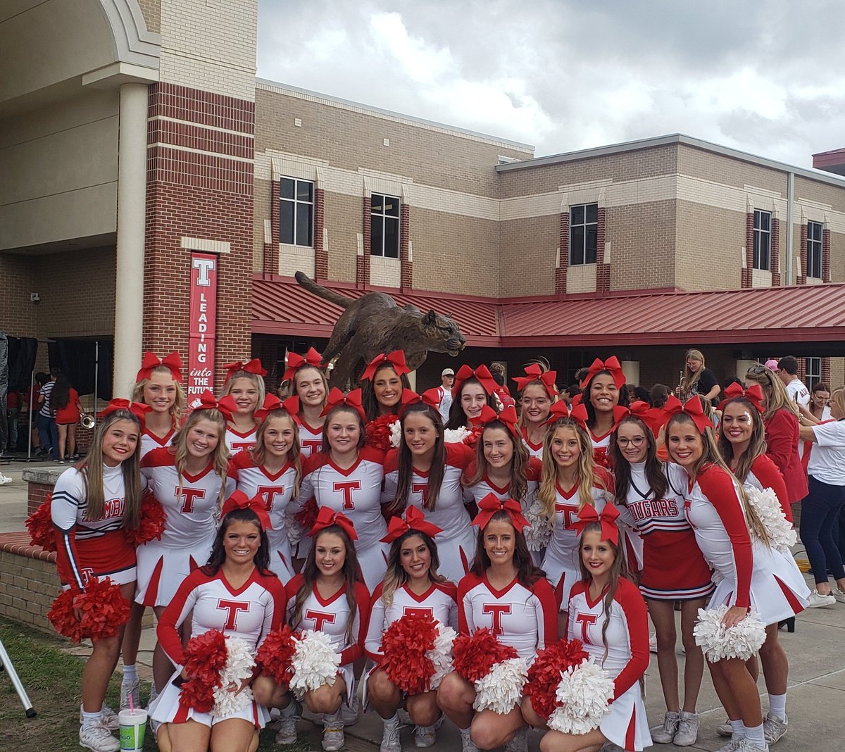 tomball_hscheer's tweet photo. We LOVE our new addition to the family!! Turning point looks perfect!!! #prideoftexas #coogsgocrazy #weoverme @TomballISD @m_salazarzamora @TISDTHS @FineArtsTomball @cougarclawnews @THS__athletics @thsabcinfo https://t.co/UKFWHObprE