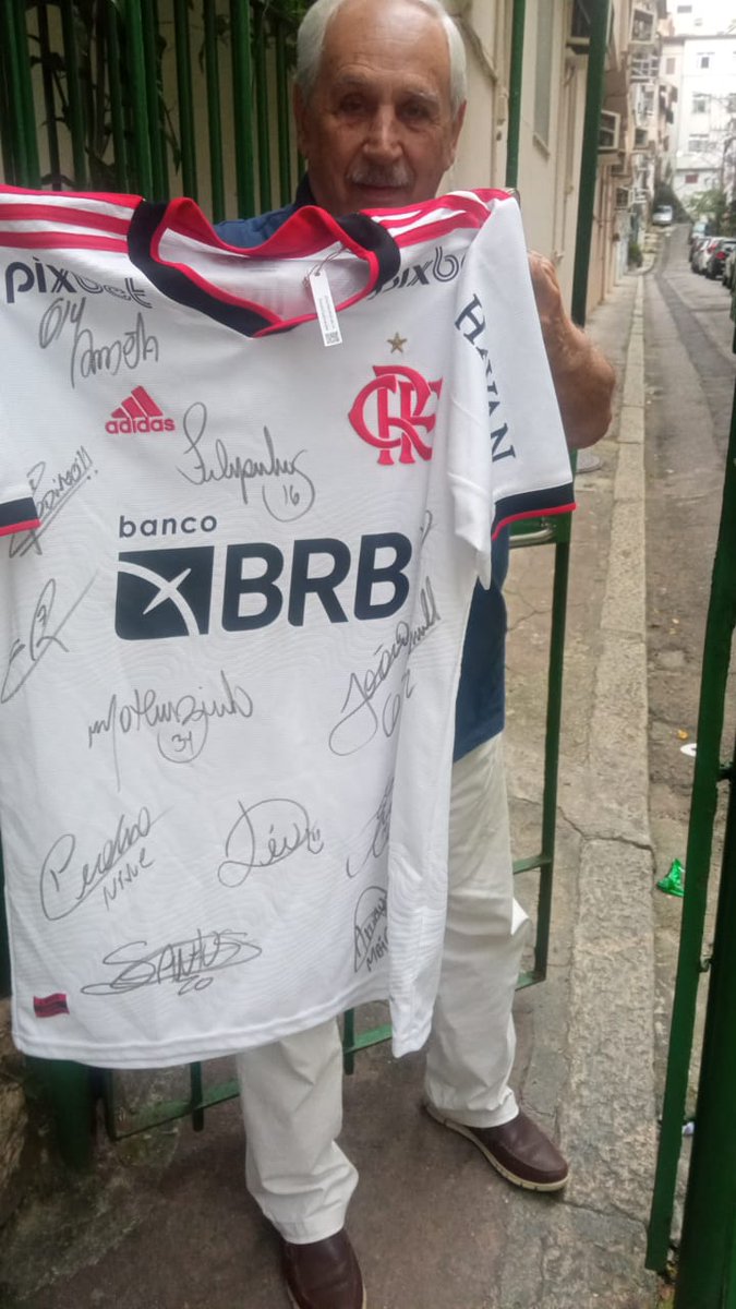 SchnappSandra's tweet photo. Chegou a camisa assinada do tri!! 
Obrigada @OrelhaTT !! Podem confiar o cara é brabo!!! SRN https://t.co/n5ULFr5LCY