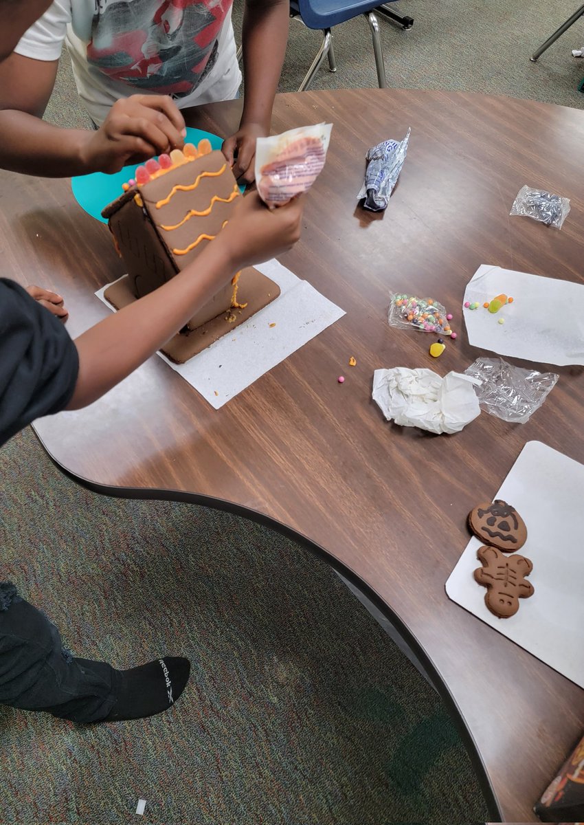 CLASSYJoLouis's tweet photo. Gingerbread House for Fun Friday! #teacherlife https://t.co/sxrcq4E1DI