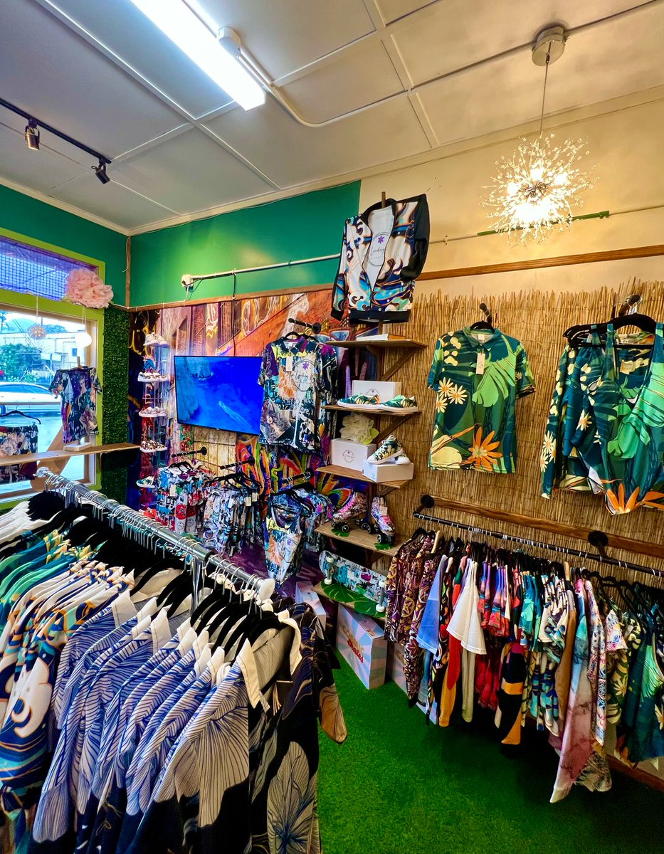 TheLandingWorld's tweet photo. Our Flagship Hilo Hawaii Boutique will be open late tonight for #hiloblackandwhite Night!  We're at 191 Kilauea Ave in Downtown Hilo!
#hiloevents #hilohawaii #hawaiilife #thelandingworld #hiloboutique #hiloshops #blackandwhitenight #hilobands #hiloconcerts #activewear https://t.co/o4FpGgIryg
