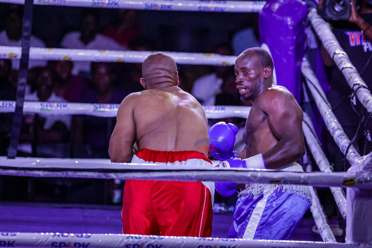 azamtvtz's tweet photo. USIKU WA RADI: Sasa ni muda wa raundi 12 za Mtanzania, Jongo Jongo dhidi ya Mganda, Musa Ntege kutoka kwenye pambano la nane usiku huu

Tuko LIVE #AzamSports1HD 

#ThunderNight #SuperDomeBoxing #VitasaNight #UsikuWaRadi #Vitasa #NgumiJiwe #VitasaFightNight #AzamSports1HD https://t.co/nyIC8oaK4H