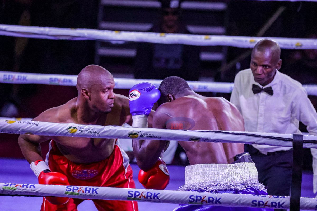 azamtvtz's tweet photo. USIKU WA RADI: Sasa ni muda wa raundi 12 za Mtanzania, Jongo Jongo dhidi ya Mganda, Musa Ntege kutoka kwenye pambano la nane usiku huu

Tuko LIVE #AzamSports1HD 

#ThunderNight #SuperDomeBoxing #VitasaNight #UsikuWaRadi #Vitasa #NgumiJiwe #VitasaFightNight #AzamSports1HD https://t.co/nyIC8oaK4H