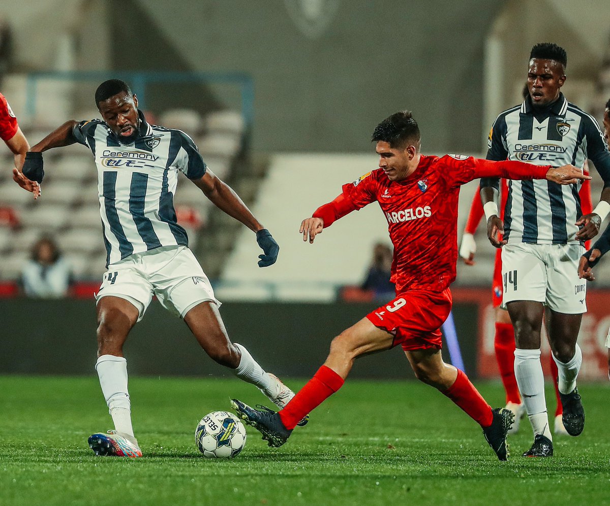 ligaportugal's tweet photo. ⚽️ Diaby adiantou os algarvios, Fran Navarro leva tudo empatado para o intervalo ⏸️
🔜 Como perspetivas a 2⃣ª parte no Cidade de Barcelos? 🏟️
#LigaPortugalbwin #NãoPára #GVFCPSC https://t.co/L0zwVTfNqM