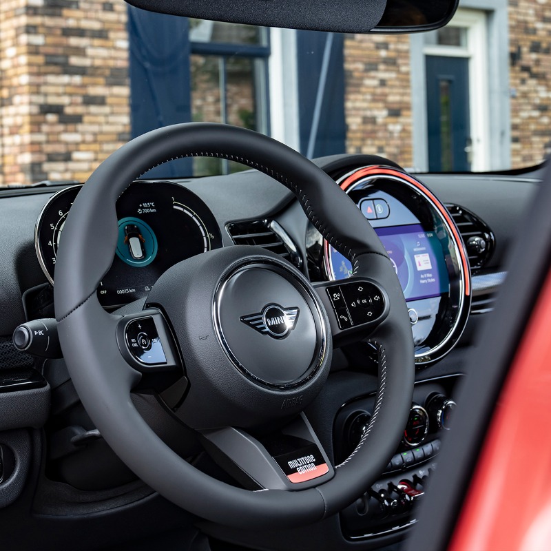 MINIEspana's tweet photo. Grande en ESPACIO. 
Gigante en DIVERSIÓN. 
Espectacular en DETALLES. 

Echa un vistazo más en profundidad al nuevo #MINIClubman #MultitoneEdition. https://t.co/SecfWmjAqb