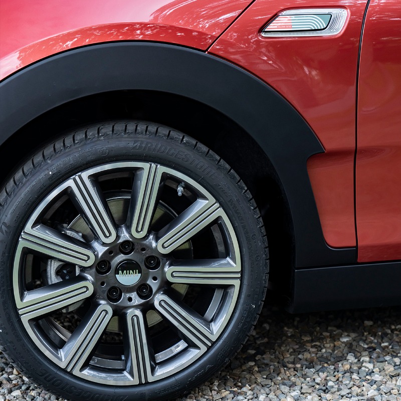 MINIEspana's tweet photo. Grande en ESPACIO. 
Gigante en DIVERSIÓN. 
Espectacular en DETALLES. 

Echa un vistazo más en profundidad al nuevo #MINIClubman #MultitoneEdition. https://t.co/SecfWmjAqb