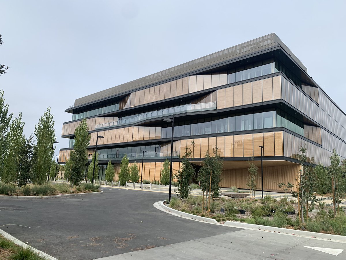 ThevaAkilan's tweet photo. Do you think this brand new Google building in Sunnyvale, California is going to get occupied? Many companies in Silicon Valley are going to chop off many software jobs! Put your comment. #Google #SanJose #employees #empty #softwareengineering #Employment #siliconvalley #Twitter https://t.co/0pIdzHv7My