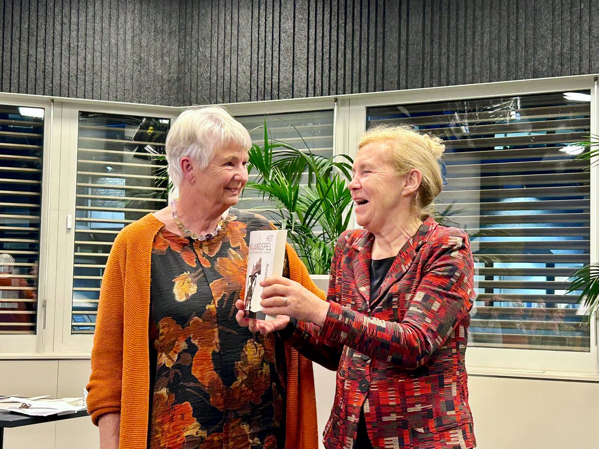 In <a href="/nieuwspoort/">Nieuwspoort</a> bood <a href="/avandok/">Anneke van Dok</a> vanmiddag 1’ste exemplaar van haar nieuwe boek #HetWajangspel, over politiek #DenHaag, aan aan <a href="/TNetelenbos/">Tineke Netelenbos</a>. Anneke was stas op @MinisterieEZK van 1994-98. Leuk om haar &amp; oude bekenden #EZ, #BEB &amp; #EVD terug te zien <a href="/AnnekeDok/">Anneke van Dok</a> <a href="/Boekscout_NL/">Boekscout</a>.