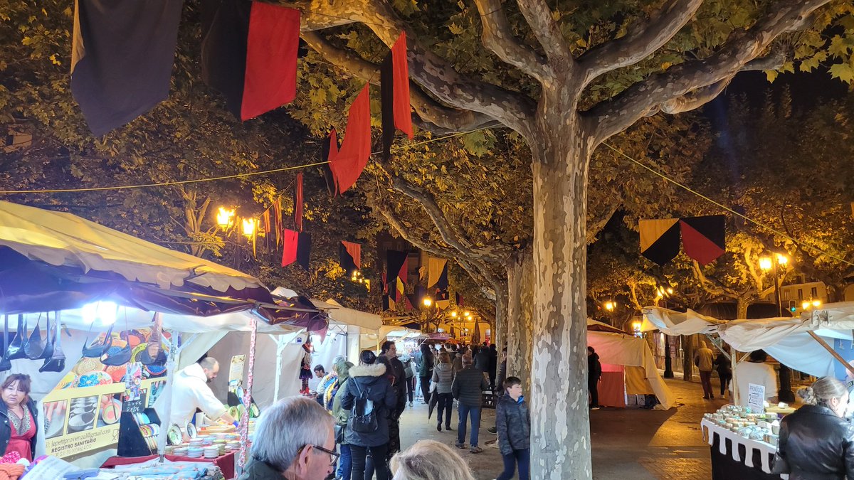 Adrimira's tweet photo. En #ElEspolón comienza el #MercadoDeLaBrujería recordando el #AutoDeFe de 1610 ¡Mañana el día grande con el acto central con la recreación del juicio y la quema! #BrujasDeZugarramurdi #Logroño #Recreacionismo #Acude https://t.co/4puccxpVIl