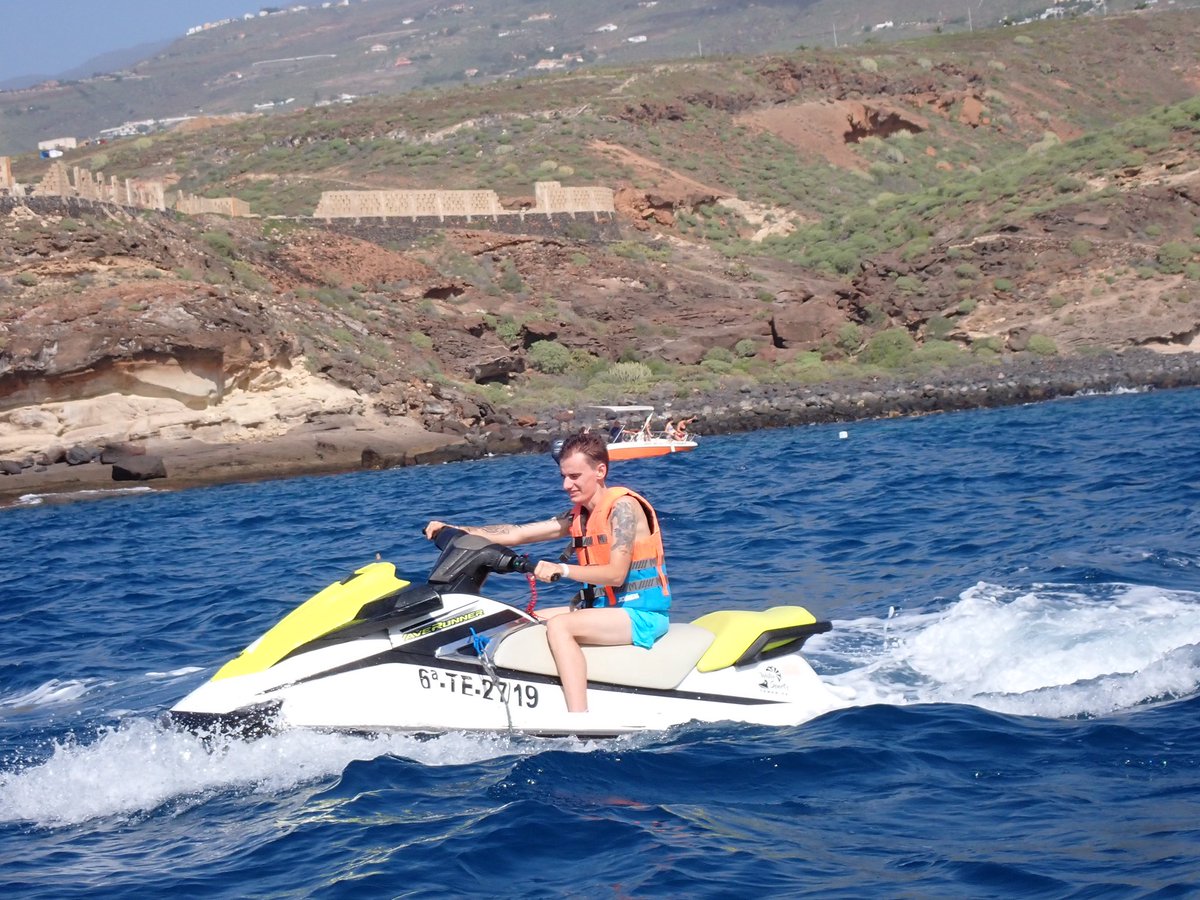 Otro dia de vacaciones y esta vez motos de agua la verdad que no habia montado en una pero una pasada el poder volar con ellas😜