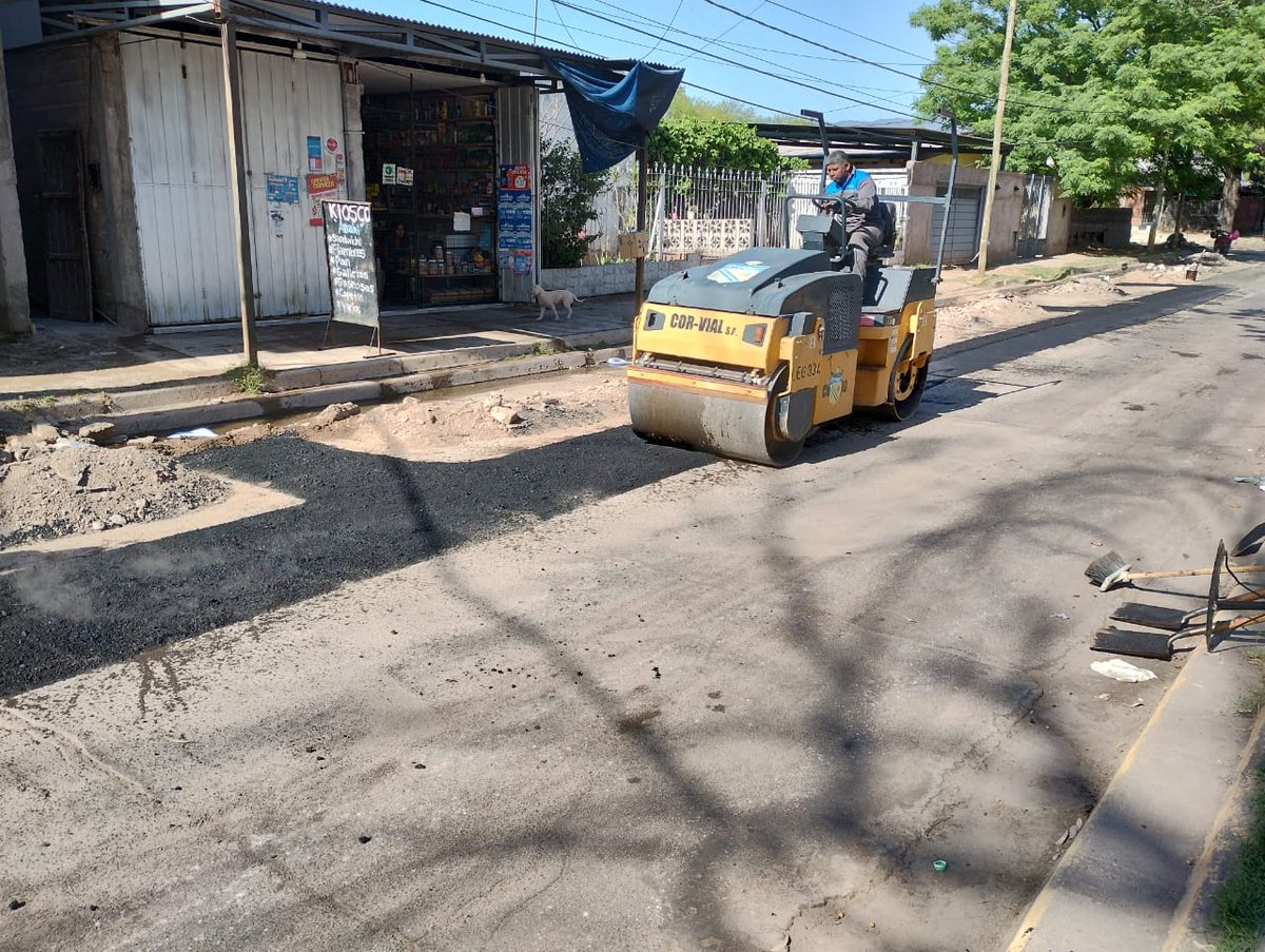 #PlanDeCalles 🚧👷🏽 #LaMuniHace Realizamos tareas de bacheo con asfalto en caliente sobre calle Caramelo V. Valdés, en el barrio Matadero 👇🏽