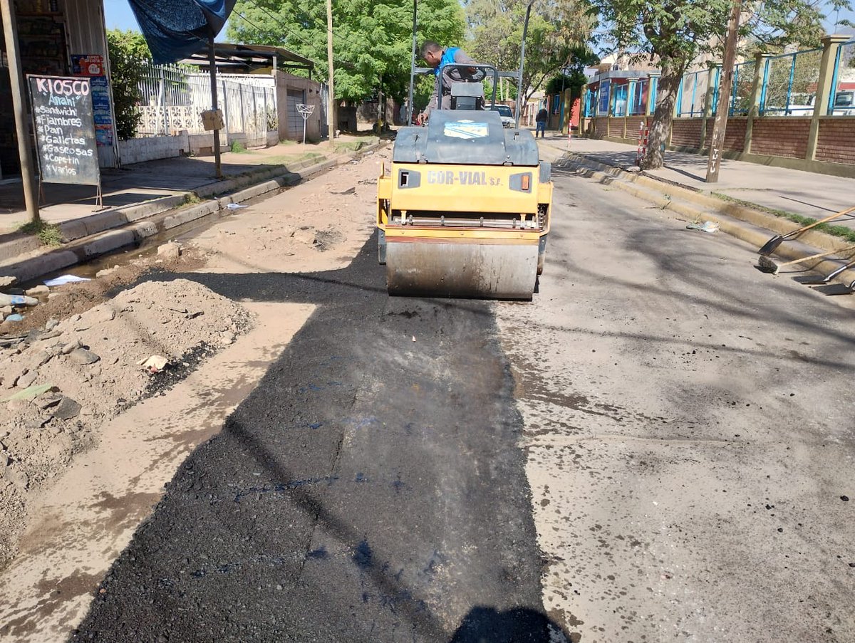 municipalidadlr's tweet photo. #PlanDeCalles 🚧👷🏽 #LaMuniHace Realizamos tareas de bacheo con asfalto en caliente sobre calle Caramelo V. Valdés, en el barrio Matadero 👇🏽 https://t.co/IUBLGgxOBw