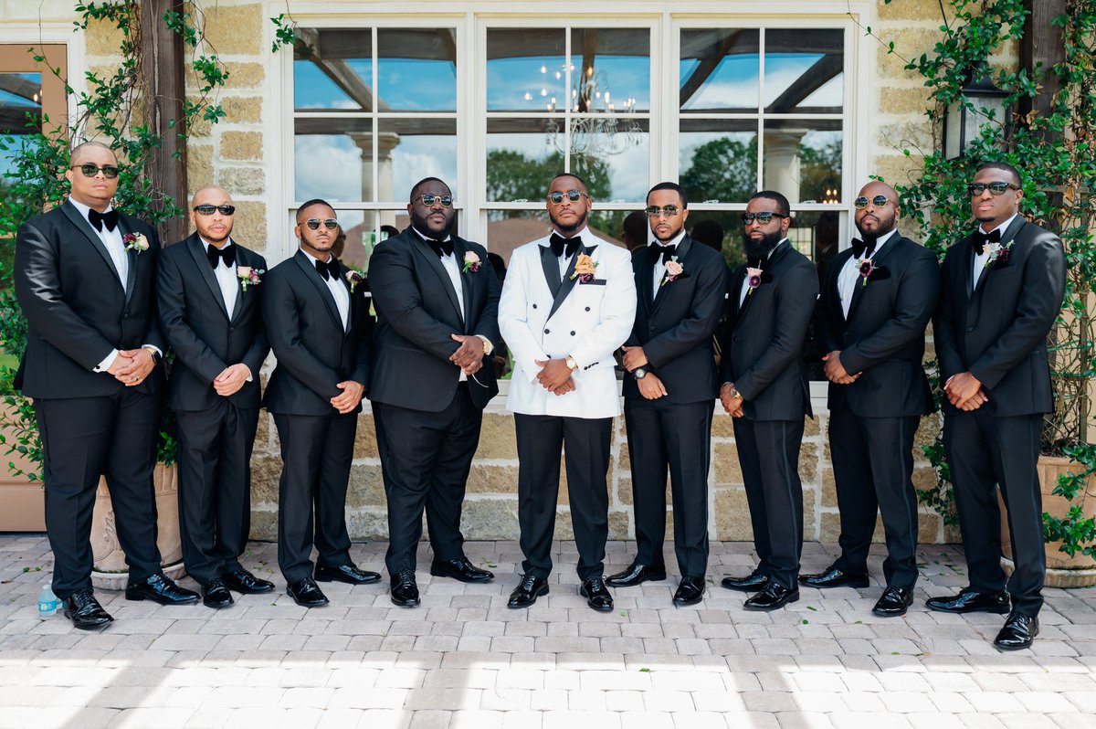 sharp_crisp's tweet photo. #ForYouIWilliams2022 🖤🔥
.
.
. 

__________________________
Groom’s Tux: @sharpcrispclean 
📸: @rtwphotography_ 

#blacktiewedding 
#groomsmenstyle 
#doublebreasted 
#thefellas 
#grooms 
#sharpcrispclean
#groomsuit 
#groomsmen 
#JordanFadeaway2022 https://t.co/RmyziBOdoE