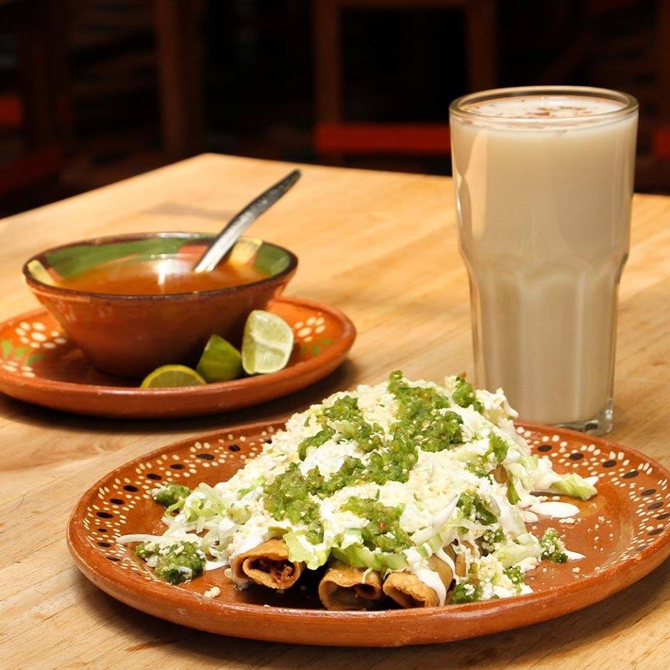 mercadoromaMX's tweet photo. ¡La combinación perfecta! Comenten con un taquito 🌮 a quién se le antoja unos #tacosdebarbacoa acompañados de un #consomé con #aguadehorchata Los encuentras en #BarbacoaDonChano

#mercadoroma #cdmx #tacos #taco #barbacoa #barbacha #deliciosa #surtida #tacocampechano #gourmet https://t.co/3ncwNSHjDD