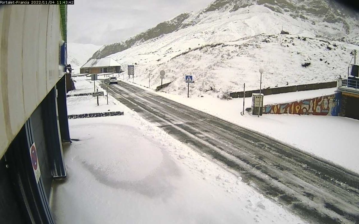 meteo_aragon's tweet photo. ¡Primera nevada importante en el Pirineo! ❄️☃️ Este viernes la nieve ha regresado a cotas altas del Pirineo, y aunque no ha sido en general muy abundante, en el puerto de El Portalet (Huesca) las cadenas han sido obligatorias durante parte de la mañana: https://t.co/NyhCJSnRvc