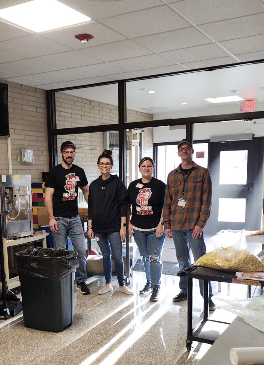 stephanieljacob's tweet photo. Syring’s awesome popcorn team! @SyringDragons @swartz_creek https://t.co/aLsAIfS0yn