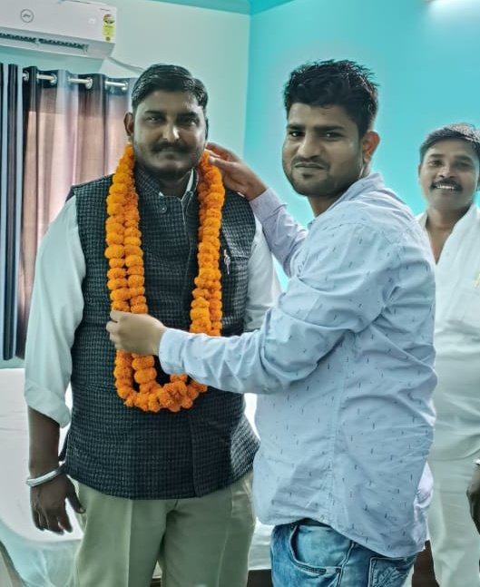 AbdulDanishASP's tweet photo. आज भीम आर्मी भारत एकता मिशन के राष्ट्रीय महासचिव बड़े भाई माननीय @Kamalwalia_ जी से मुलाकात हुई संगठन व अन्य मुद्दों को लेकर चर्चा हुई।

@BhimArmyChief @RahulDevAzad007 @SomuHelaASP @AkhilekhKumar @ASPAllahabad @JaytunjayVishwa https://t.co/SEzAaRLZRW