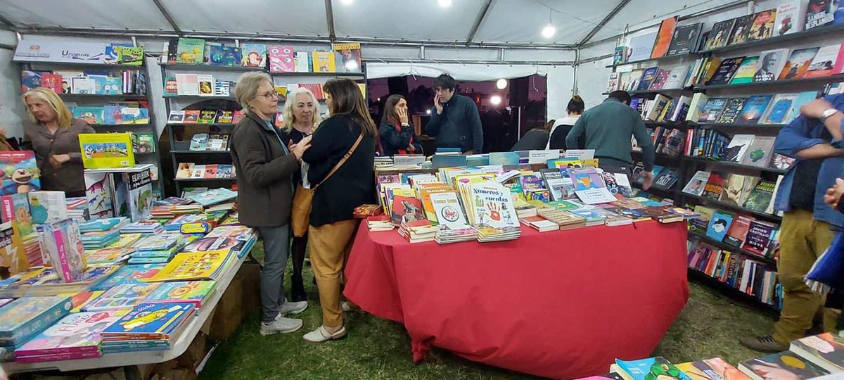 FiorellaMelo's tweet photo. En el día de ayer se llevo adelante la apertura de la feria del libro #ProgresoTeLeo 📚 en la Plaza Artigas de la localidad.
Hasta el domingo 6 se podrá disfrutar de conversatorios con autoras/es así como espectáculos artísticos, autores
#151AñosProgreso 🥳
#CanelonesTeLeo 🤓 https://t.co/D24e42zVrT