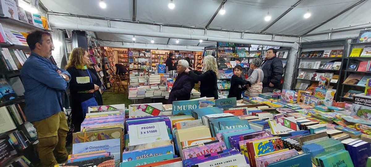 FiorellaMelo's tweet photo. En el día de ayer se llevo adelante la apertura de la feria del libro #ProgresoTeLeo 📚 en la Plaza Artigas de la localidad.
Hasta el domingo 6 se podrá disfrutar de conversatorios con autoras/es así como espectáculos artísticos, autores
#151AñosProgreso 🥳
#CanelonesTeLeo 🤓 https://t.co/D24e42zVrT