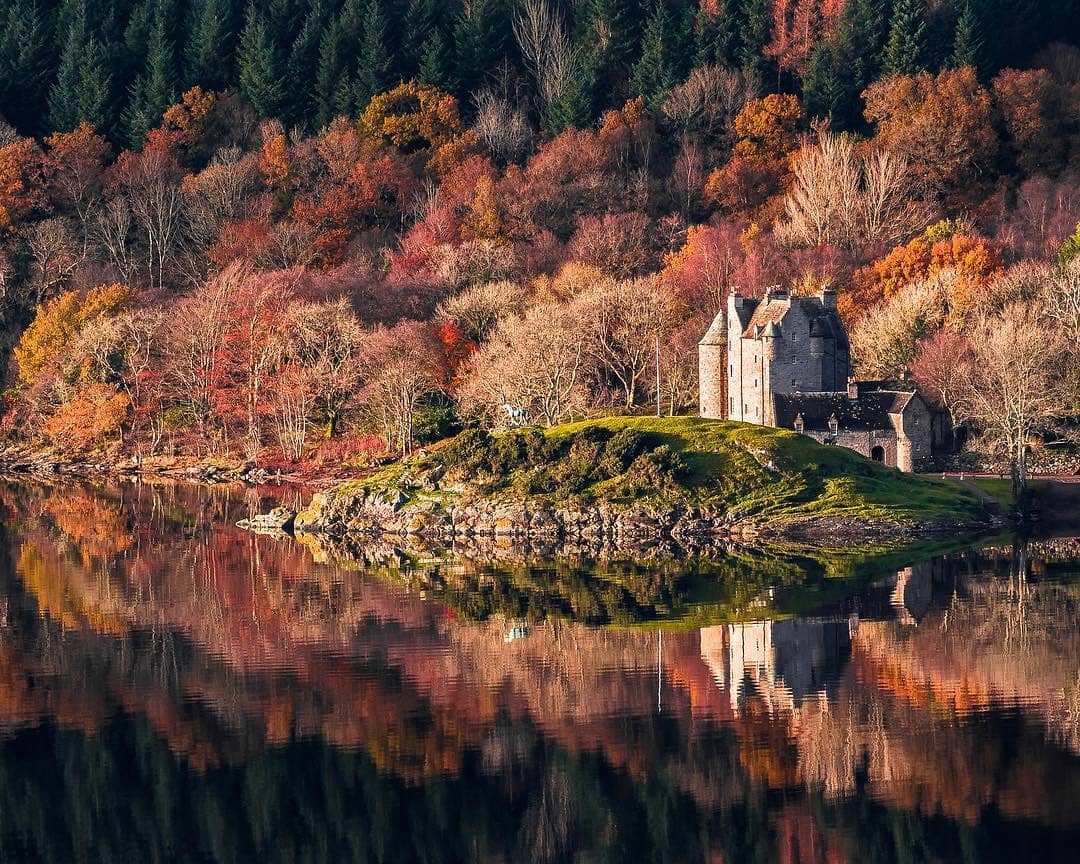 With being only an hour drive away from Glasgow, #LochFyne makes a great #weekendescape for this autumn and winter! 🍂🙏

Stop at Dunderave #Castle to take in this picturesque view before heading to <a href="/LochFyneOysters/">Loch Fyne Oysters</a> for a fantastic #seafood lunch 🦐 

#WildAboutArgyll