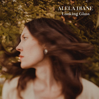 Check out our review of the new Alela Diane (@aleladianemusic) album, “Looking Glass,” on @MusicSoundly. “Her music is warmly immersed in what is dear to many of us; family, nature, memories, and ultimately, belonging.” undertheradarmag.com/reviews/lookin…