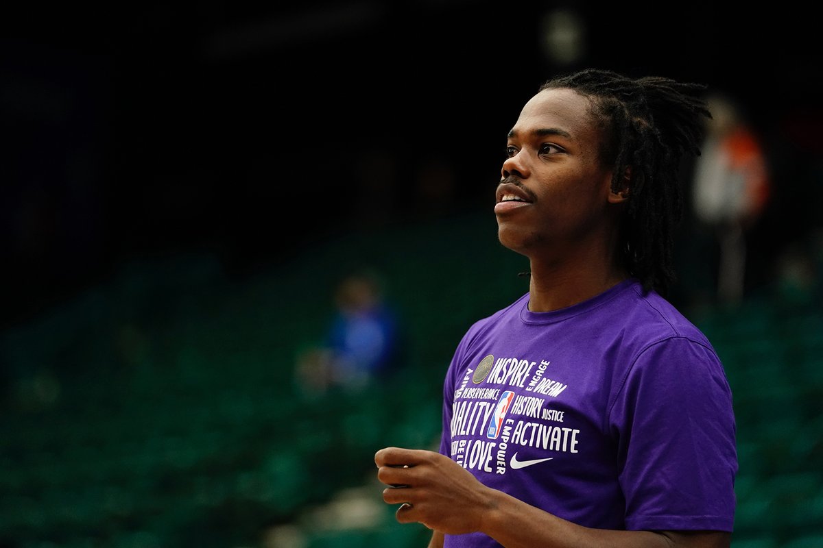 USCDornsife's tweet photo. Former @SouthBayLakers guard shooting for medical school gets assist from USC Dornsife ✌️

@MarcusAllen_15 looked to an innovative pre-med program designed for students with little or no science background to further his dream of becoming a physician.

🏀: https://t.co/JhHHpXQwxi https://t.co/dvdP3Fu32C