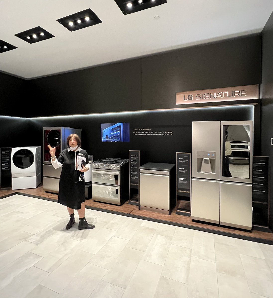 ToniSabStyle's tweet image. Interesting innovations in the LG Signature collection… freshness, lighting, ease of use, energy saving #homeappliances #sksnapaedc @NKBAManhattan