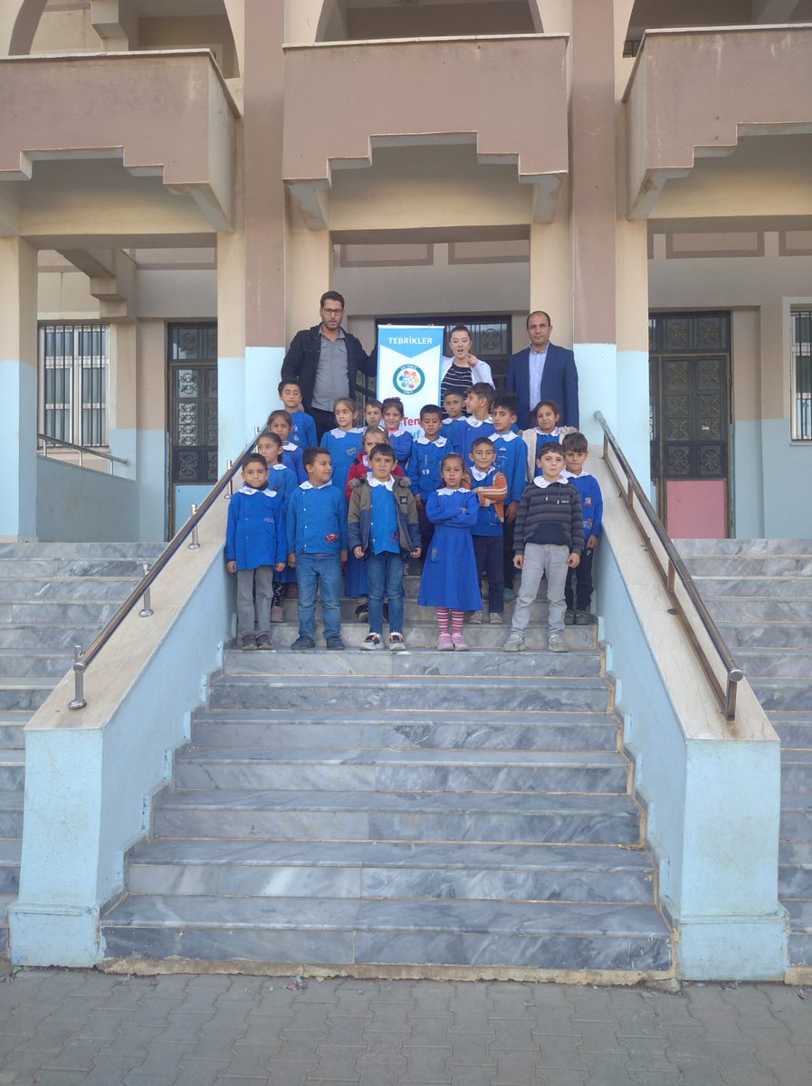 AkifHilvan's tweet photo. Okulumuzdaki haftanın en temiz sınıfı uygulamasında 2-C sınıfı seçildi.Sembolik flamamız öğrencilere verildi. İlçede uygulanan deneme sınavında dereceye giren öğrencilerimize hediyeleri takdim edildi. @Hilvan_MEM https://t.co/Jw86gXLKWZ