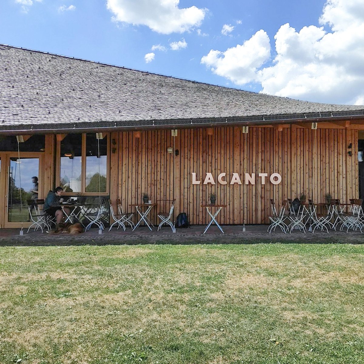 Das neue Gastronomiegebäude der TUM liegt im Herzen des Campus Weihenstephan in Freising. Wir haben die Entwicklung der Marke begleitet und diese in Web, Print und Raum erlebbar gemacht. Weitere Infos zum Projekt folgen bald – stay tuned!
⁠
#ediundsepp #design #branding