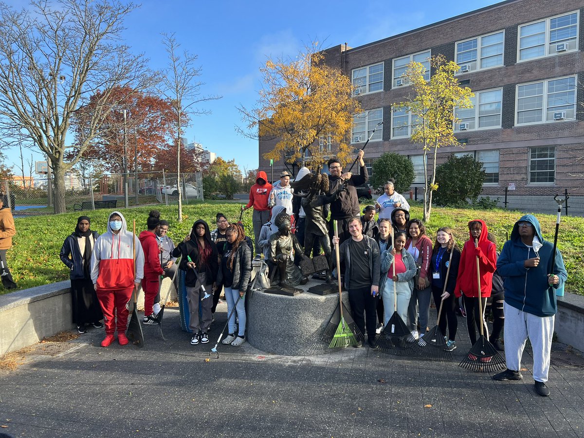 Roxbury_ONS's tweet photo. Great way to kick off my #onsfieldfriday with our students/ faculty from @CoaHCPS! A huge thank you to the folks who came out to beautify #Roxbury
Also want to thank @BostonCivicOrg for organizing and providing the tools for the clean ups. https://t.co/kWyB0cdW0k