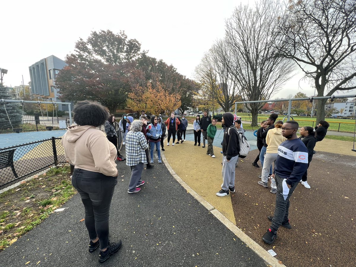 Roxbury_ONS's tweet photo. Great way to kick off my #onsfieldfriday with our students/ faculty from @CoaHCPS! A huge thank you to the folks who came out to beautify #Roxbury
Also want to thank @BostonCivicOrg for organizing and providing the tools for the clean ups. https://t.co/kWyB0cdW0k