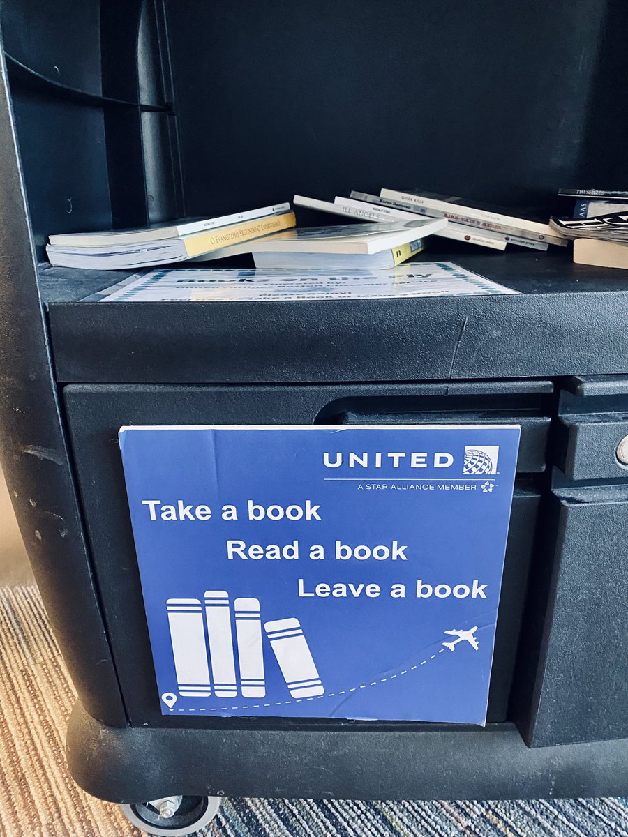 Jarrett_Lerner's tweet photo. Thereโs a makeshift Little Free Library cart at my airport gate! This should be a bigger thing. https://t.co/XxZ751brGF