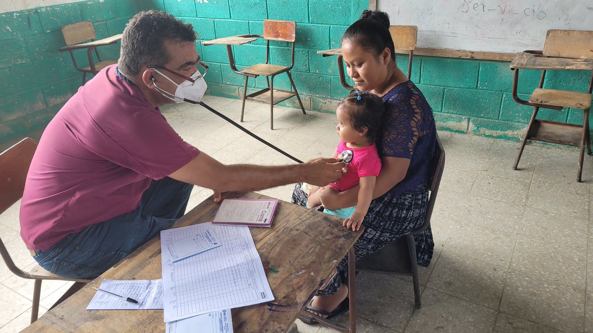 DrReynerio's tweet photo. #24AñosBMCGuatemala 
Jornada médica Integral en la aldea tres Lagunas II, distrito Ingenieros, Ixcán, Quiché.
" Médicos y no bombas"
FIDEL
#CubaCoopera
#CubaViveEnHistoria 
#MejorSinBloqueo https://t.co/MBltT9eUrX