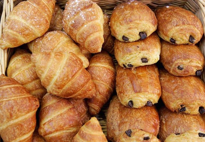 ElZNovA's tweet photo. @pokimanelol @QuarterJade Croissant                    Pain au chocolat https://t.co/2XbrV9UyVg