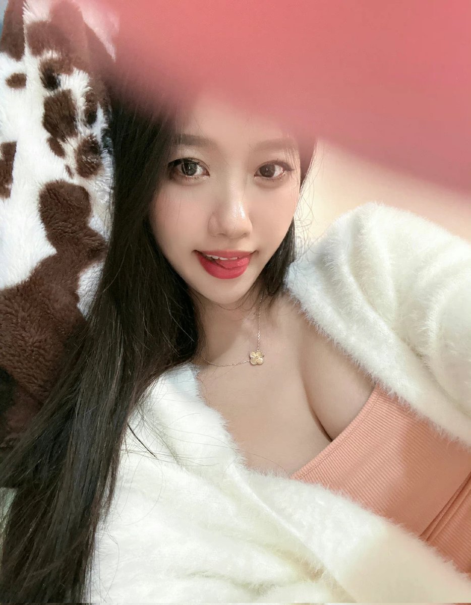 Ydoooo2's tweet photo. 压在我身上好不好
#反差 #m #母狗 #胸 #射屏 #合照 #做爱  #淫荡 https://t.co/MEA3ON1Z49