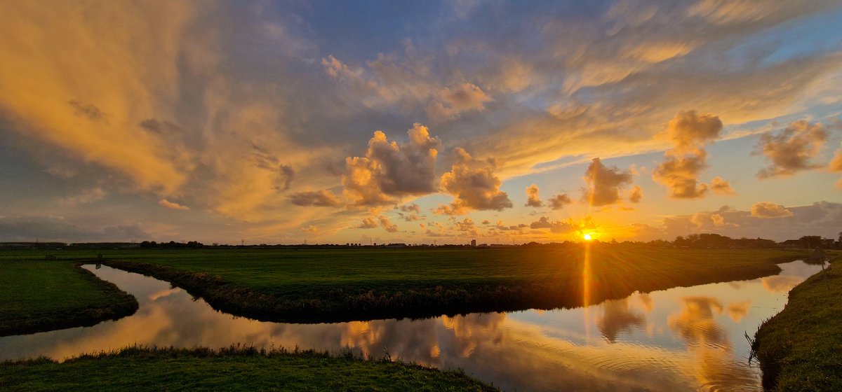 marcelbar8's tweet image. Soms krijg je onverwachts 'n cadeautje in je schoot geworpen. Dat overkwam mij deze namiddag toen ik in de polder wandelde in #OudAde vlakbij #Leiden. Het wolkendek brak open, de zon kwam tevoorschijn en zorgde voor 'n prachtige #zonsondergang🤩

Goed weekend. 

#terugvolgvrijdag