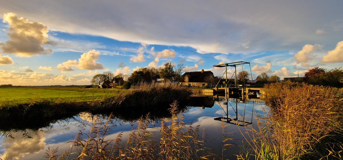 marcelbar8's tweet image. Soms krijg je onverwachts 'n cadeautje in je schoot geworpen. Dat overkwam mij deze namiddag toen ik in de polder wandelde in #OudAde vlakbij #Leiden. Het wolkendek brak open, de zon kwam tevoorschijn en zorgde voor 'n prachtige #zonsondergang🤩

Goed weekend. 

#terugvolgvrijdag