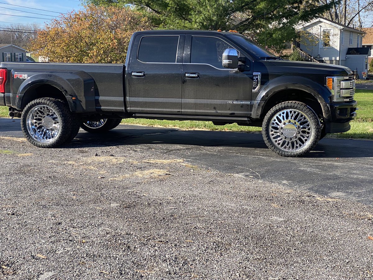 JoshuaSwentzel's tweet photo. #chevy #ford #superduty #squarebody https://t.co/nFdxMRCqDE