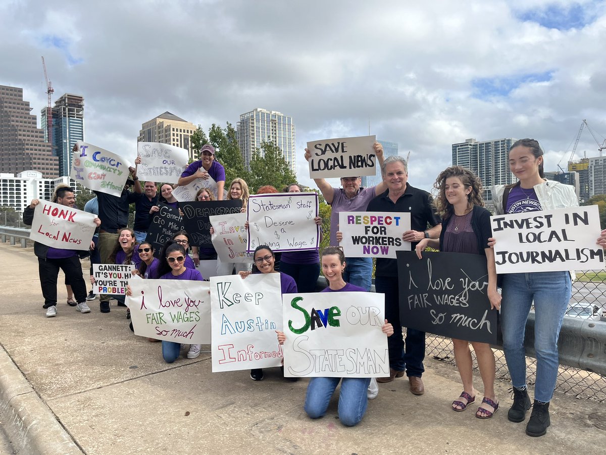 AustinNewsGuild's tweet photo. Enough is enough. @statesman journalists are picketing at the Congress Avenue Bridge as part of the nationwide #GannettWalkout.

@Gannett has left us no choice. Local journalists deserve more support, a living wage and more ✊ https://t.co/z3IM6OBGBG