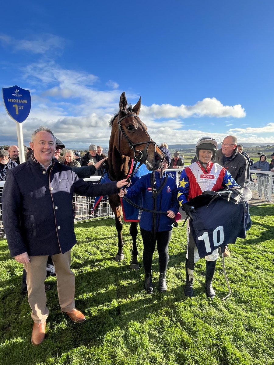 BOOM, Royale Dance makes a Winning Hurdling debut for @ndfehily & her Syndicate of Owners. Great ride from @bridgeandrews and first since breaking her neck and produced in A1 Nick by @DSkeltonRacing 🔵🟡Noelfehilyracing.com🔴⚪️