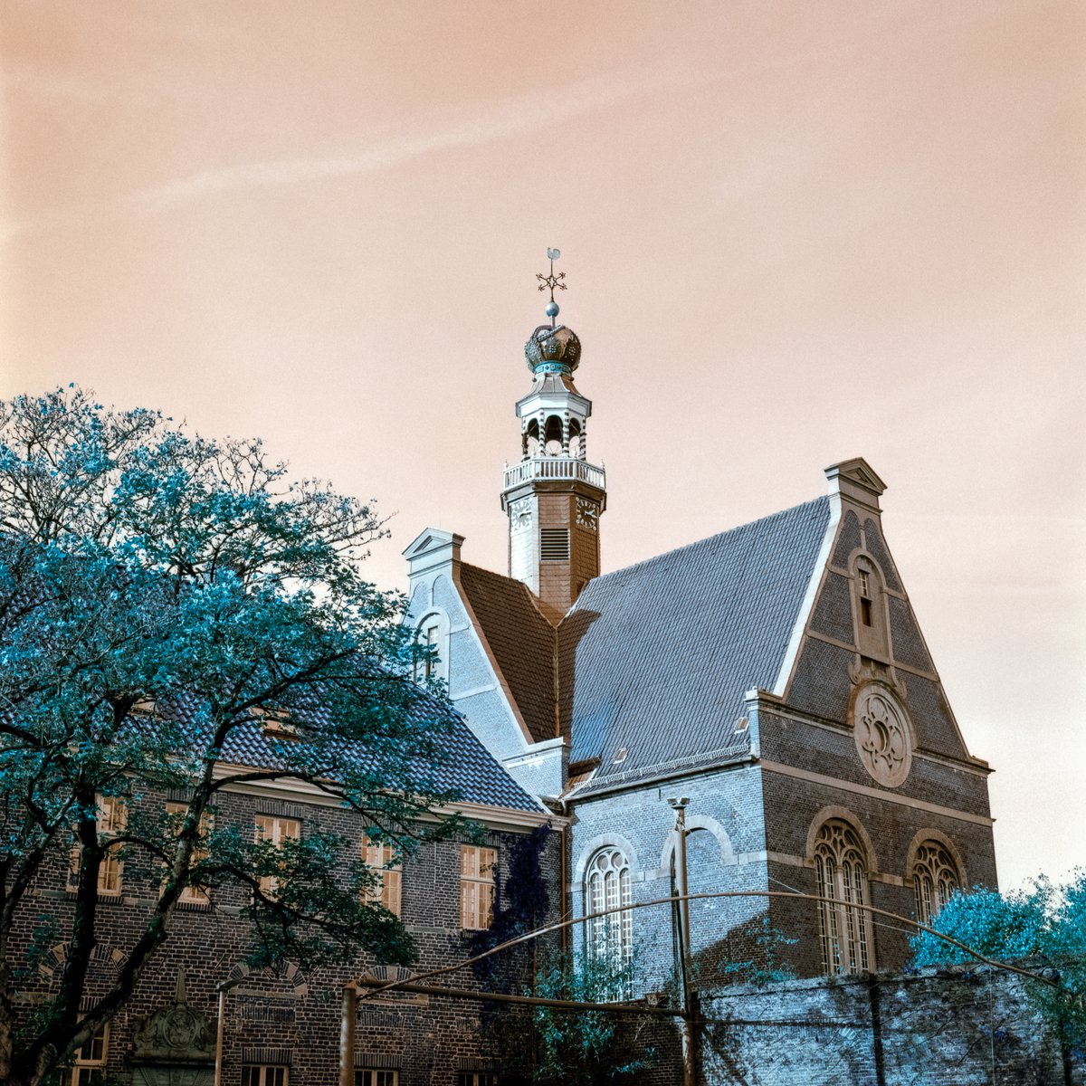 achimanalog's tweet photo. Die Neue Kirche in Emden

📷 #Minolta Autocord III, Rokkor 75mm/f3.5
🎞 #Lomochrome Turquoise @ EI 200
⚗️ #Tetenal Colortec C-41

#shotonfilm #selfdeveloped #emden #ostfriesland #minoltaautocord #minoltagang #lomography #lomochrometurquoise #group6x6 #tetenalc41 https://t.co/SkKe8Pdiqt