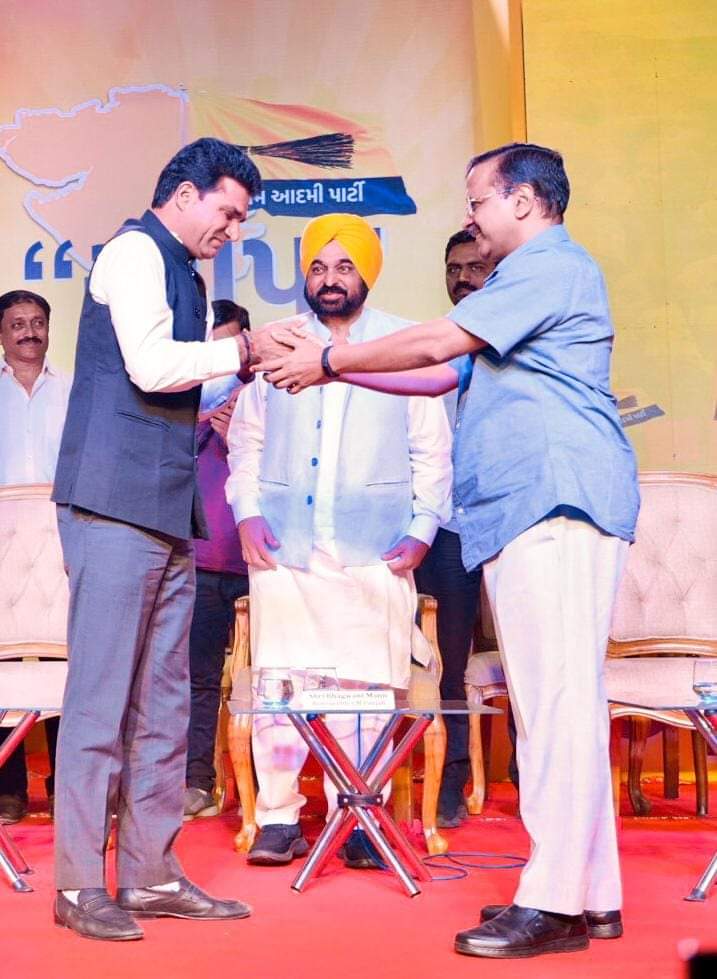 Altafahmad_aap's tweet photo. गुजरात की जनता का मुख्यमंत्री उम्मीदवार बनने पर @isudan_gadhvi भाई को बहुत-बहुत बधाई। जनता को आपसे बहुत उम्मीदें हैं, गुजरात के लोगों की हर उम्मीद पर आपको खरा उतरना है। लोगों के साथ मिलकर एक बेहतर गुजरात का निर्माण करना है । https://t.co/yFQGBdKv3S