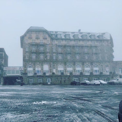 Meteo_Pyrenees's tweet photo. L’Overlook de Superbagnères  et Jack Torrance son gardien vous attendent à 1800m ce soir… ❄️📷 @lilylager https://t.co/YEX1NRbR31