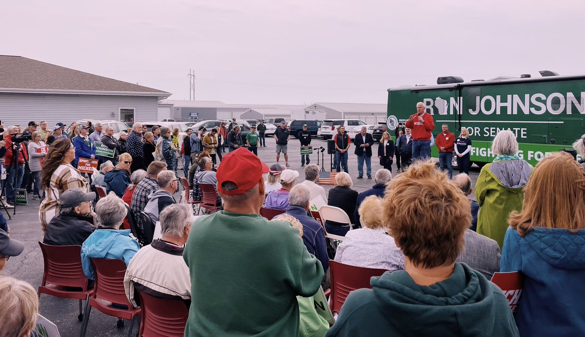 LilySchwenk's tweet photo. Green Bay is fired up &amp; ready to re-elect @RonJohnsonWI &amp; @MikeforWI in just 4 days 🙌🏼 https://t.co/v6tKwM5Y7s