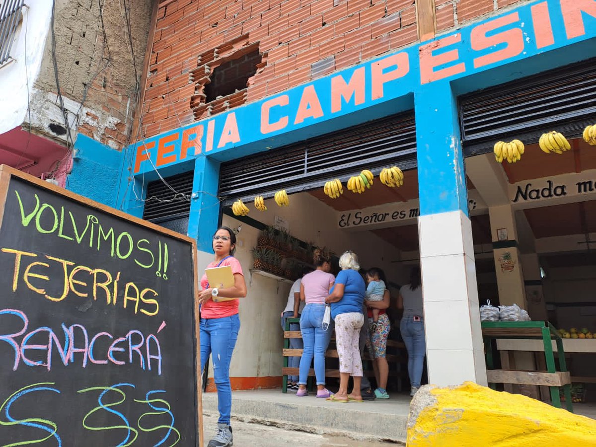 EscuelaInfluye's tweet photo. La Escuela #INFLUYE hace parte de la tarea que nos ha encomendado nuestro Presidente @NicolasMaduro.

Las Tejerias vence adversidades, y sin duda renacerá.

@luchaalmada
#InfluyeEnLaNuevaÉpoca https://t.co/aQMmQ1WfZE