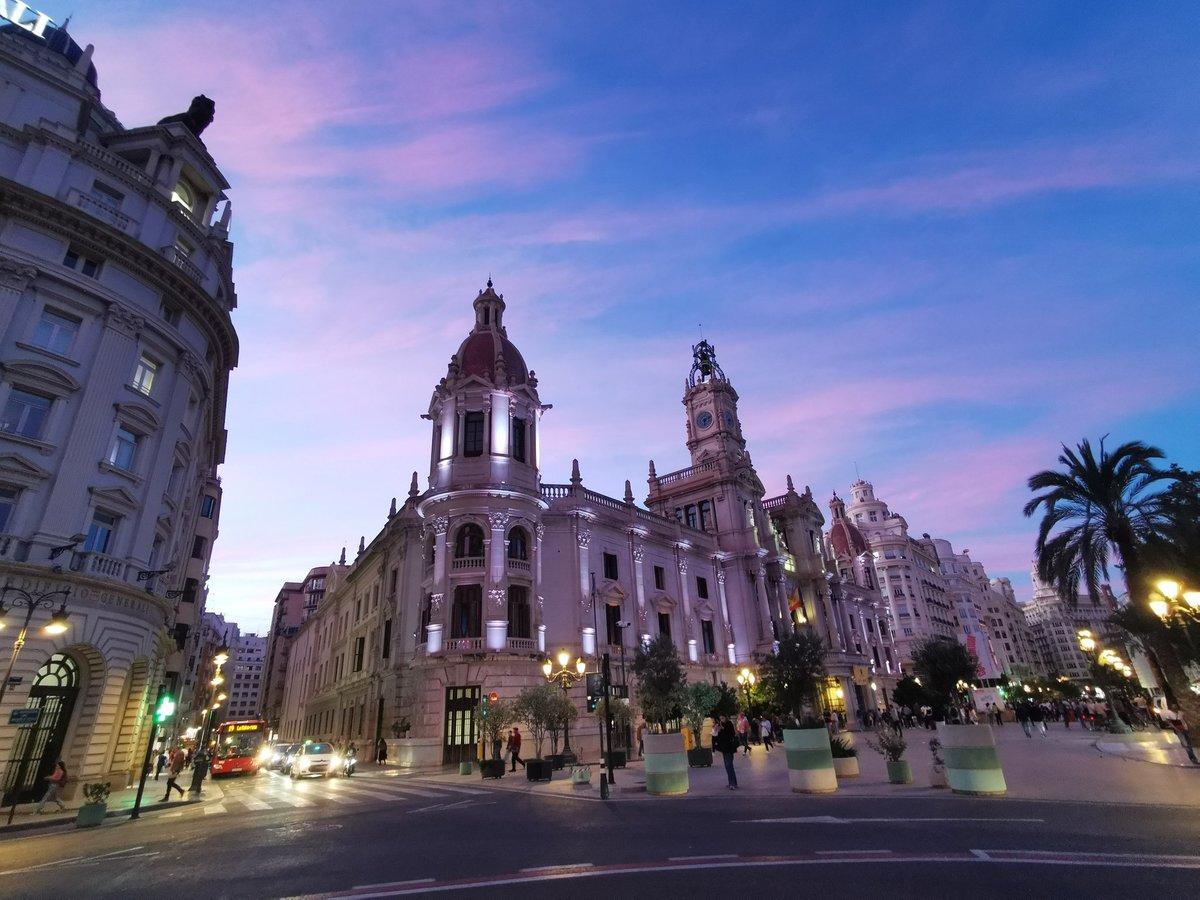 xusvalencia's tweet photo. El de hoy así de bonito #atardecer
Siempre bonita 💙💛❤️ #MiCiudad
Plaza del Ayuntamiento #Valencia https://t.co/WowDjHTTPv