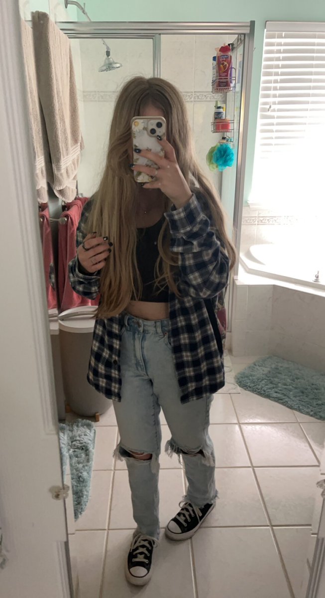 kiwicals_'s tweet photo. the hand vs the person trend except i got prettier https://t.co/FBWkfoJflM