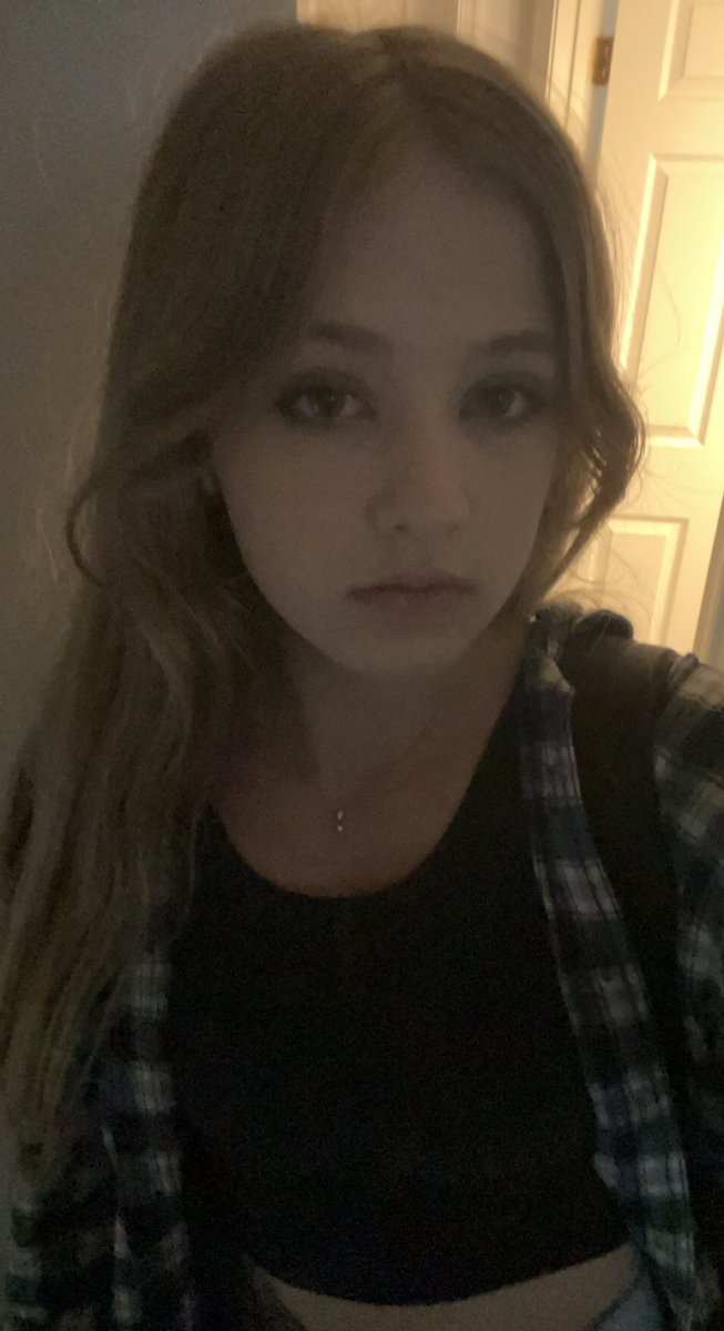 kiwicals_'s tweet photo. the hand vs the person trend except i got prettier https://t.co/FBWkfoJflM