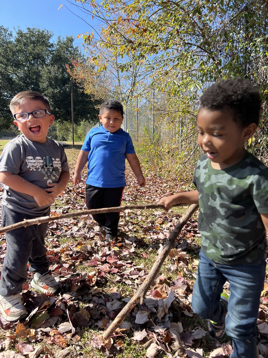 AlexaGMoreland's tweet photo. We had so much fun on our fall nature walk! 🍂🍁🍃 #FunFriday #3k @RiverbankElem @LexingtonTwo https://t.co/W8Ha84dzRg