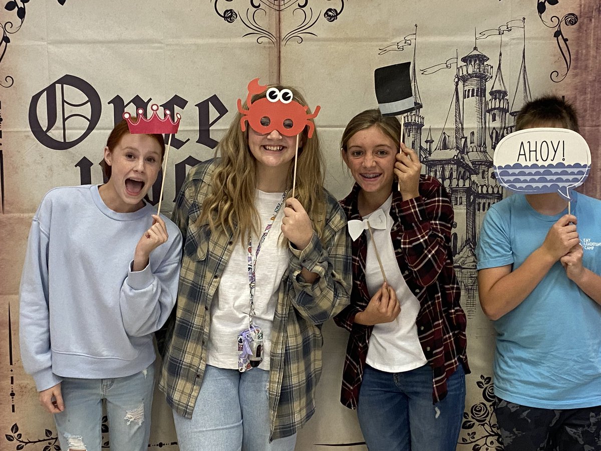 saffield's tweet photo. AMS @Kansas_KAY club members having fun & volunteering to run the photo booth at @AtchisonMS409 literacy night. ๐ธ๐คฉ #amsaffield #WeAre409 #AMSKAYClub #ServiceMadeFunGetsDone #ServiceOverSelf https://t.co/b7xIce5UxT