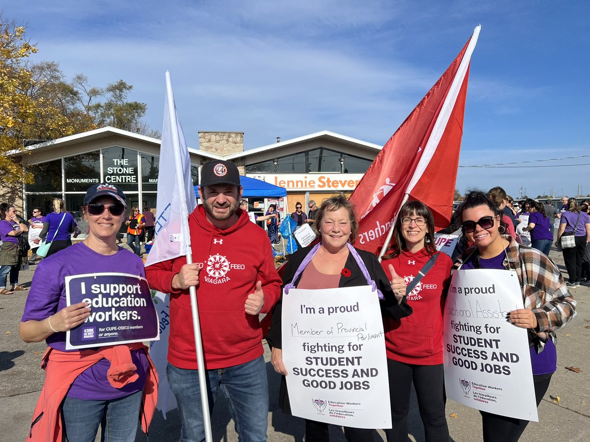 Standing shoulder to shoulder with @JennieStevens_ and @CUPE4156 in St. Catharines #CUPESolidarity #ETFO #onted #ontlab #39kIsNotEnough